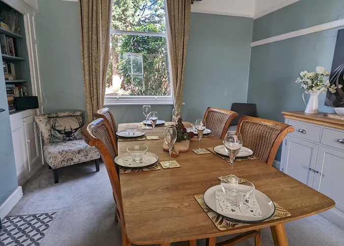 Spacious Home, By Headingley Stadium, Lgi, Arena, And The Of *