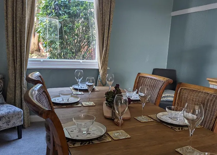 Spacious Home, By Headingley Stadium, Lgi, Arena, And The Of * Leeds (West Yorkshire)