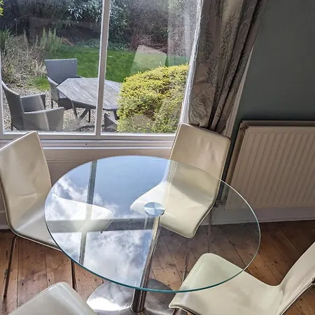 Holiday home Spacious Home, By Headingley Stadium, Lgi, Leeds Arena, And The Of Leeds