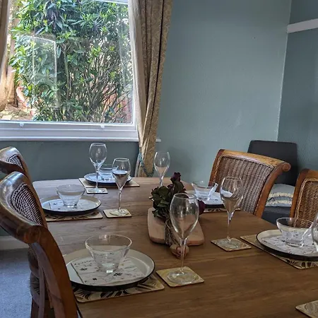 Spacious Home, By Headingley Stadium, Lgi, Arena, And The Of * Leeds (West Yorkshire)